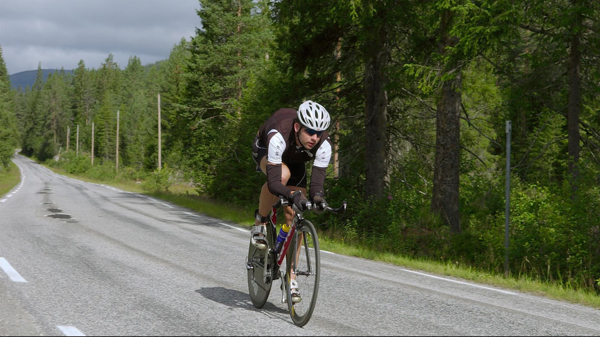 城市夜空滑翔，飞越星空的极速体验